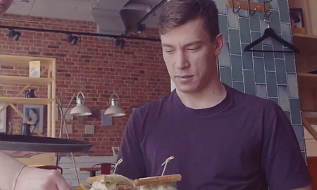 Дамир Шарипзянов посетил ресторан вкусного питания SUNBOX