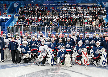 Who became the record holders of the Neftekhimik Hockey School?