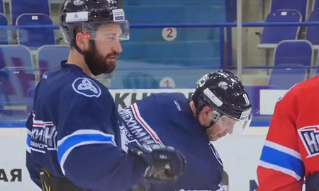 Илья Аркалов с микрофоном на тренировке Илья Аркалов с микрофоном на тренировке