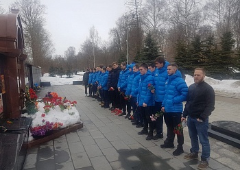 Игроки «Реактора» посетили мемориал в память о погибших хоккеистах «Локомотива»