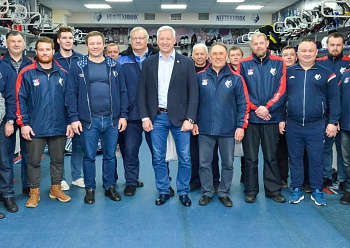 Бойцы незаметного фронта и чирлидеры Бойцы незаметного фронта и чирлидеры