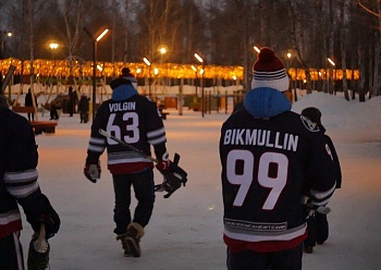 Волгин и Бикмуллин поиграли в хоккей в парке «Семья»