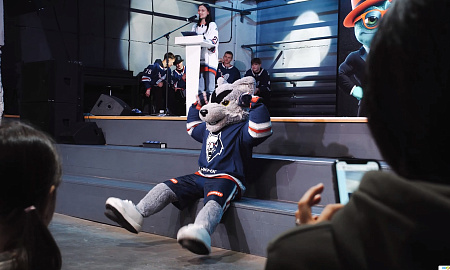 Урок хоккея МХЛ в центре креативных индустрий «База»