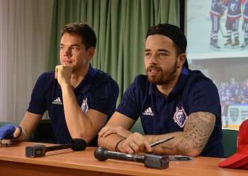Сегодня хоккеисты «Нефтехимика» Ильдар Шиксатдаров и Эмиль Галимов посетили среднюю школу №2.