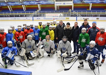 Бикмуллин, Волгин и Шарипзянов вручили подарки юным хоккеистам
