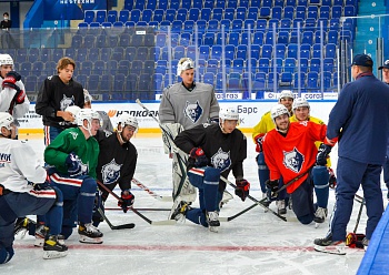 «Нефтехимик» провел первую тренировку «Нефтехимик» провел первую тренировку