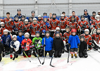 Neftekhimik players held a master class for young hockey players in Alekseyevsk