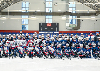A gift from a champion: 100 hockey sticks from Mikhail Sergachev were presented to young hockey players of Neftekhimik Hockey School A gift from a champion: 100 hockey sticks from Mikhail Sergachev were presented to young hockey players of Neftekhimik Hockey School